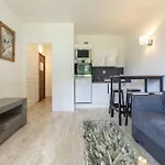 B Village Шамоні
